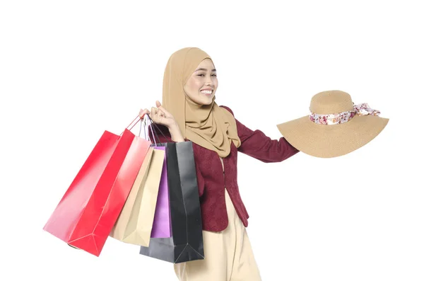 Boldog arcot muslimah carry bevásárló táska — Stock Fotó