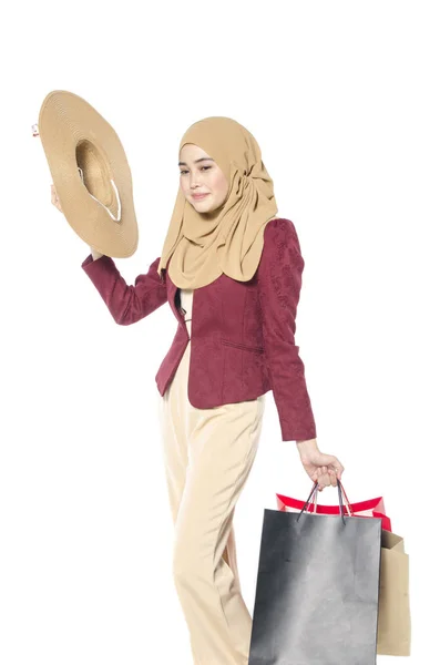 Glückliche Muslima trägt Einkaufstasche — Stockfoto