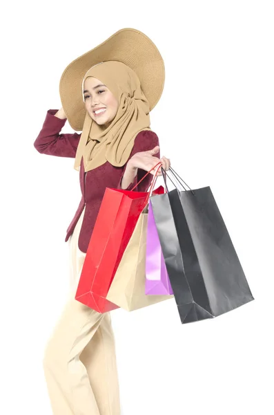 Feliz muslimah llevar bolsa de compras —  Fotos de Stock