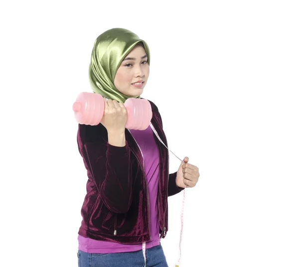 Retrato de una mujer hiyab saludable con mancuernas que promueven un concepto saludable de fitness y estilo de vida —  Fotos de Stock