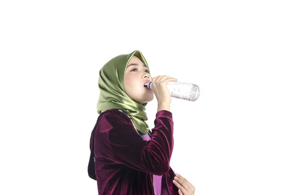 Retrato de una mujer hiyab activa y saludable bebiendo agua en botella para promover un estado físico y un estilo de vida saludables —  Fotos de Stock