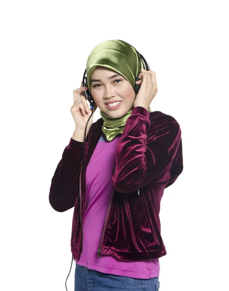 Bela jovem ativa com hijab ouvir music.ideal para música e entretenimento — Fotografia de Stock