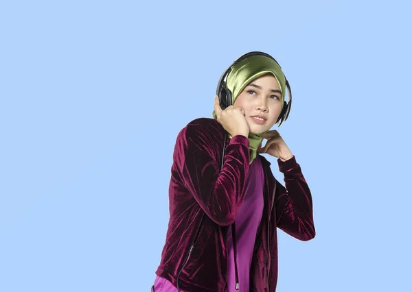 Hermosa joven activa con hijab escuchando music.ideal para la música y el entretenimiento — Foto de Stock