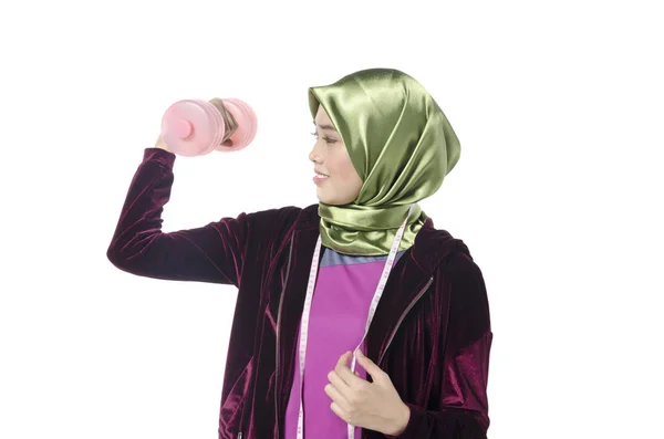 Retrato de una mujer hiyab activa y saludable y pesas para promover un concepto saludable de fitness y estilo de vida —  Fotos de Stock