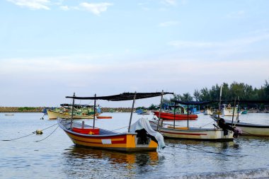  parlak güneşli bir günde altında güzel deniz görünümü ve sandy beach üzerinde geleneksel balıkçı tekne palamarla