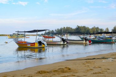  parlak güneşli bir günde altında güzel deniz görünümü ve sandy beach üzerinde geleneksel balıkçı tekne palamarla