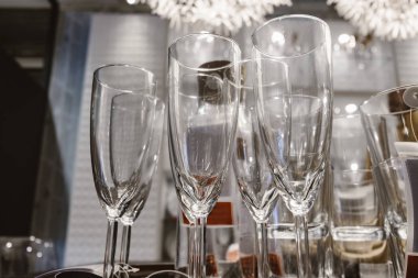 raf üzerinde cam ekran görüntüsü