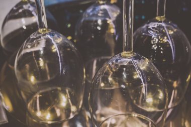  raf üzerinde cam ekran görüntüsü