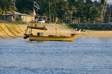 parlak güneşli bir günde altında güzel deniz görünümü ve sandy beach üzerinde geleneksel balıkçı tekne palamarla