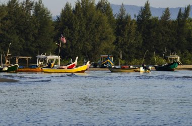 parlak güneşli bir günde altında güzel deniz görünümü ve sandy beach üzerinde geleneksel balıkçı tekne palamarla