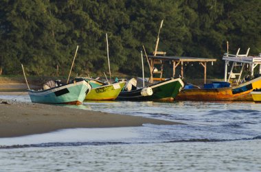 parlak güneşli bir günde altında güzel deniz görünümü ve sandy beach üzerinde geleneksel balıkçı tekne palamarla