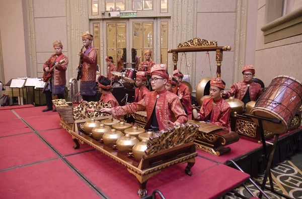 KUALA LUMPUR, MALASIA 12 JULIO 2017: Grupo de malasios con cancionero interpretando orquesta gamelana e instrumento de música moderna —  Fotos de Stock