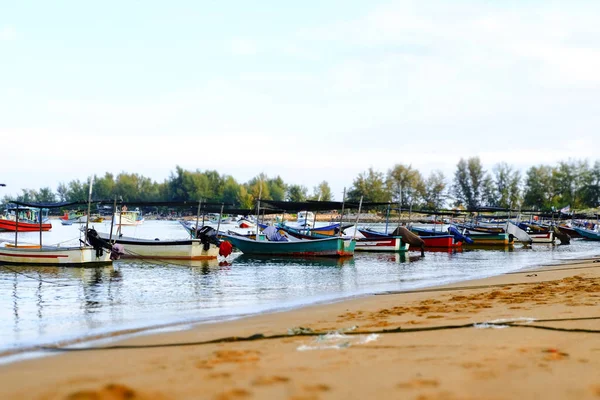 Barco de pescador tradicional ancorado sobre bela vista para o mar e praia de areia sob dia ensolarado brilhante — Fotografia de Stock