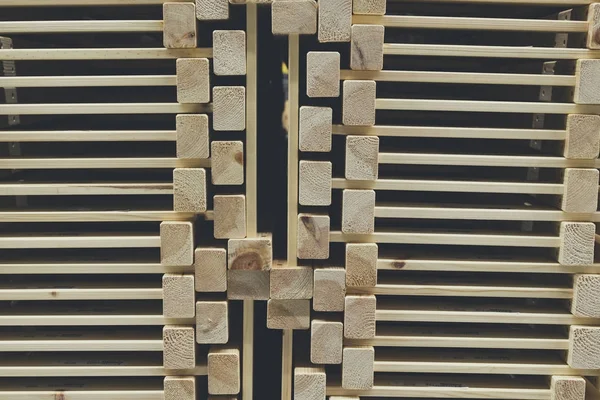 Зернистое фоновое изображение, стопка древесины для D.I.Y мебели, хранящейся на складе — стоковое фото