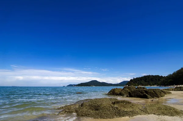 Tropischer Strand bei strahlendem Sonnenschein und blauem Himmel — Stockfoto