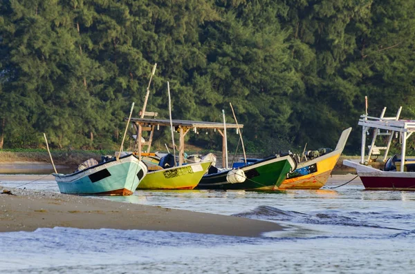 Barco de pescador tradicional ancorado sobre bela vista para o mar e praia de areia sob dia ensolarado brilhante — Fotografia de Stock