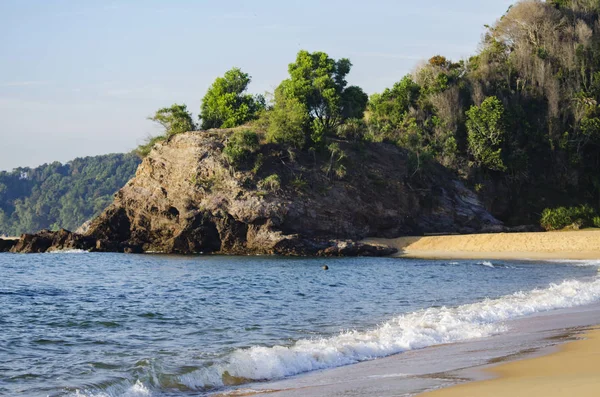 Vacaciones y paz concept.Beautiful playa tropical, ola suave golpeando la playa de arena — Foto de Stock