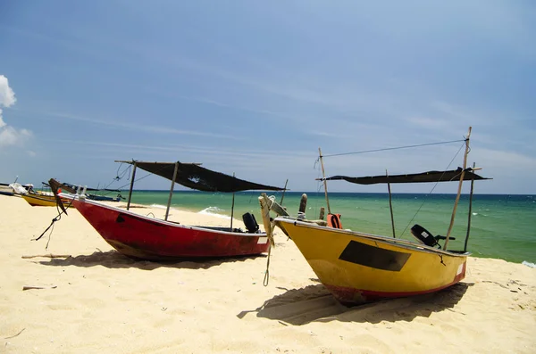 Beleza na natureza, pescador barco encalhado na praia deserta — Fotografia de Stock