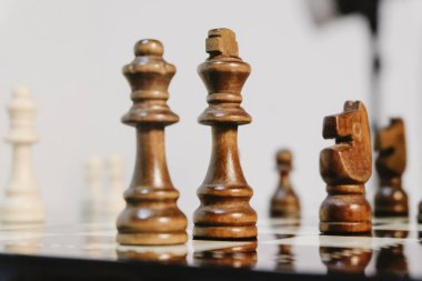 Liderlik ve iş için ideal gemide satranç taşları