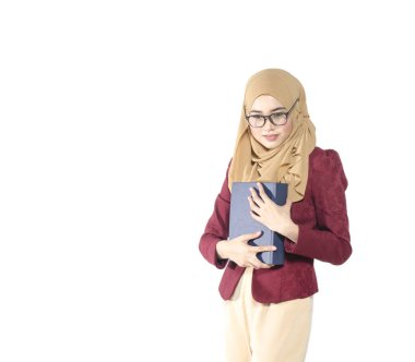 Beyaz arka plan üzerinde izole kitabını sarılma genç üniversite öğrencisi.