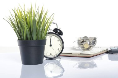 Hazırlık ve para kavramı kaydetme. Yeşil Yapay ağaç, vintage saat, sikke, hesap makinesi ve masa üstünde defter