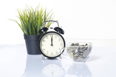 Hazırlık ve para kavramı kaydetme. Yeşil Yapay ağaç, vintage saat ve sikke üzerinde tablo