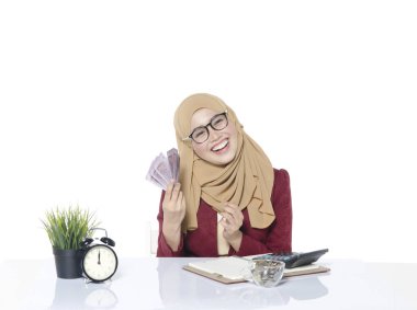 mutlu yüz kadın banknot ya da beyaz artalan üzerinde izole para sayma.