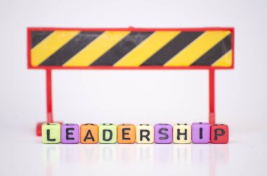 İş başarı ve motivasyon kavramı dices küp ile kelime liderlik yansıması ile