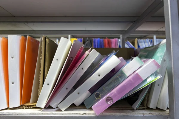 Fichier plastique coloré pour les documents Dans la papeterie — Photo