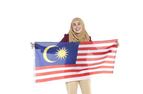Молодий малайзійський цивільний з щасливим обличчям святкує незалежний день. рука тримає прапор — стокове фото