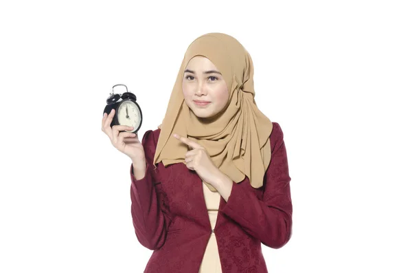 Manajemen waktu dan ketepatan waktu pada konsep kerja, wanita hijab cantik memegang jam alarm vintage — Stok Foto