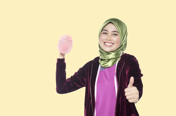 Gezonde hijab vrouw met halters, bevordering van een gezonde fitness en lifestyle concept — Stockfoto