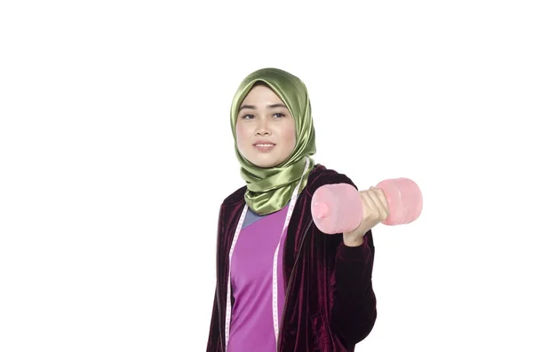 Retrato de uma mulher hijab saudável com halteres promovendo uma aptidão saudável e estilo de vida — Fotografia de Stock