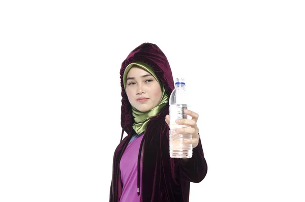 Портрет здоровой женщины хиджаба с чистой водой в бутылке для пропаганды здорового фитнеса и образа жизни — стоковое фото