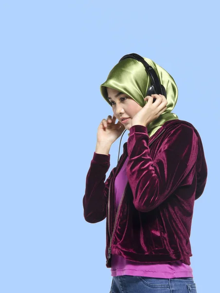 Estúdio atirar, bela jovem ativa com hijab ouvir música — Fotografia de Stock