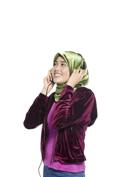 Studio shoot, mooie actieve jonge dame met hijab luisteren naar muziek — Stockfoto