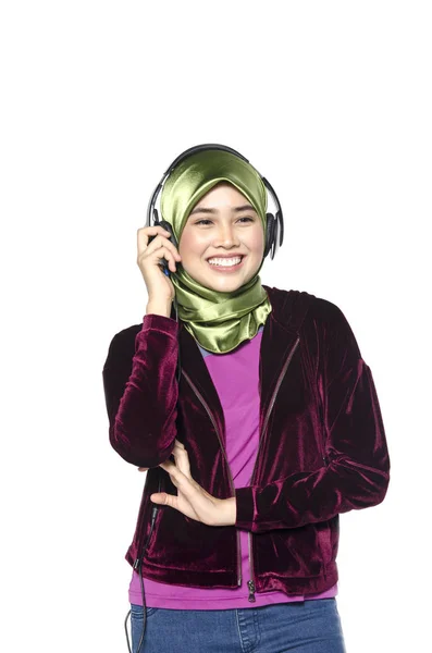 Studio shoot, beautiful active young lady with hijab listening to music — Stock Photo, Image