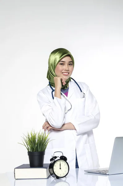 Sorrindo otimistas mulheres jovens médico com hijab, para a profissão de profissional de saúde — Fotografia de Stock