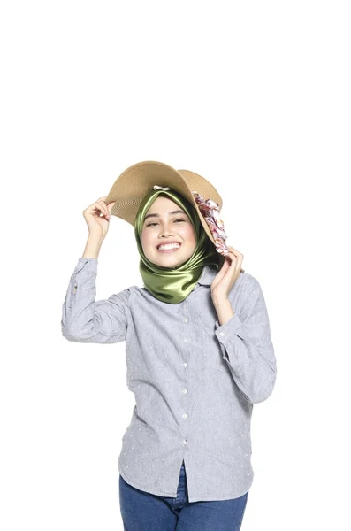 Vackra kvinnor med hijab står och tittar något på hennes rätt — Stockfoto