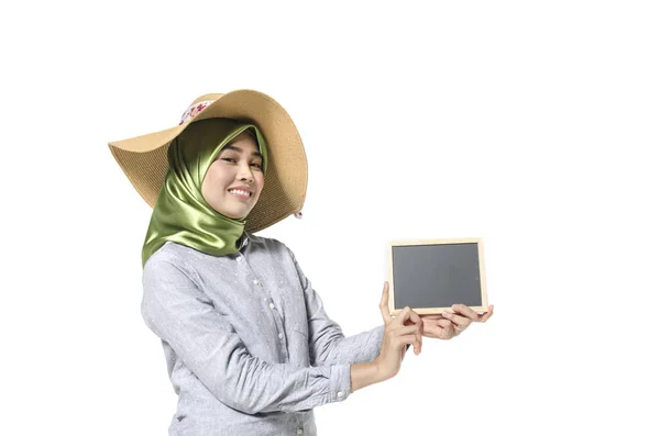Vacker dam med hijab ständiga och hålla blank griffeltavla för text — Stockfoto