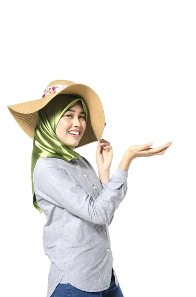 Mooie vrouw met hijab permanent en tonen iets op haar recht — Stockfoto