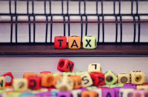 Cubos de conceito financeiro e fiscal com palavra TAX — Fotografia de Stock