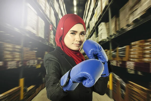 Concepto de ideas creativas, jóvenes empresarias musulmanas exitosas con guante de boxeo sobre fondo abstracto de doble exposición —  Fotos de Stock