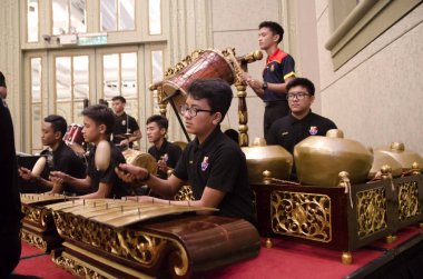 Kuala Lumpur, Malezya 12 Temmuz 2017: Grup, Gamelan orkestra ve modern müzik enstrümanı otel sahnede performans Malezya