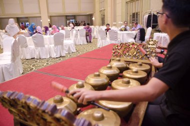 Kuala Lumpur, Malezya 12 Temmuz 2017: Grup, Gamelan orkestra ve modern müzik enstrümanı otel sahnede performans Malezya