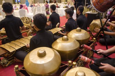 Kuala Lumpur, Malezya 12 Temmuz 2017: Grup, Gamelan orkestra ve modern müzik enstrümanı otel sahnede performans Malezya