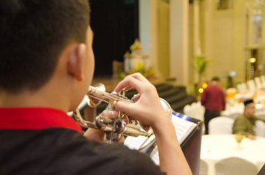 trompet orkestra ile sahne alanı'nda oynayan çocuk