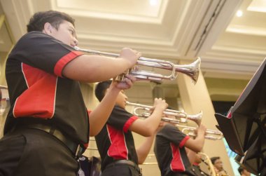 Kuala Lumpur, Malezya 12 Temmuz 2017: trompet ve flüt Orkestrası otel sahnede performans lise erkek grup