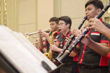 Kuala Lumpur, Malezya 12 Temmuz 2017: trompet ve flüt Orkestrası otel sahnede performans lise erkek grup