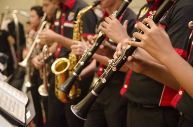 Kuala Lumpur, Malezya 12 Temmuz 2017: trompet ve flüt Orkestrası otel sahnede performans lise erkek grup